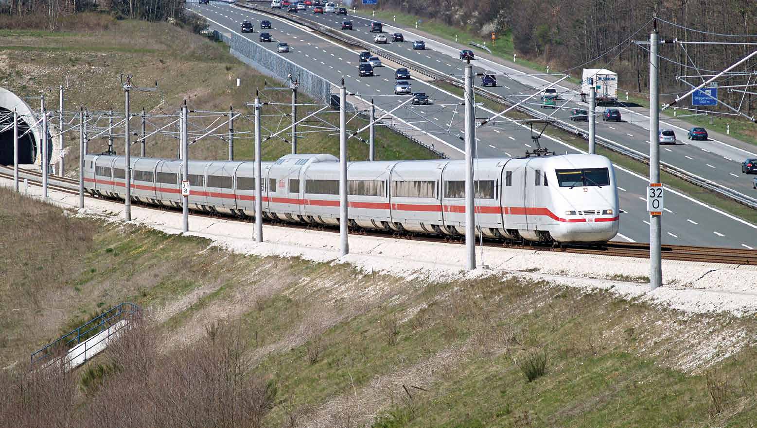 Koalitionsvertrag bringt der Schiene Rückenwind: ein ice faehrt ueber eine bruecke