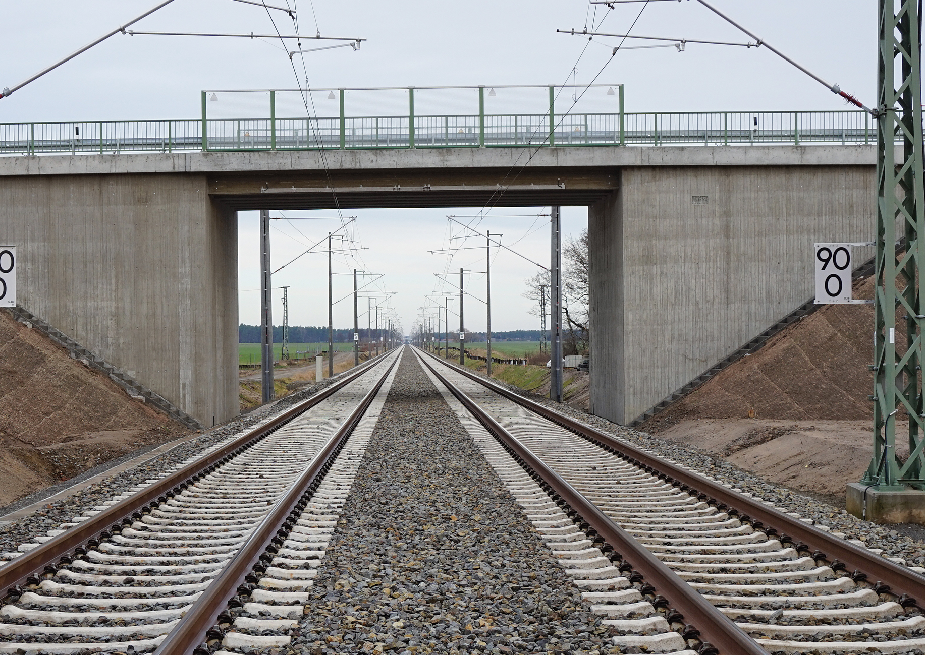 Gleise unter einer Straßenbrücke