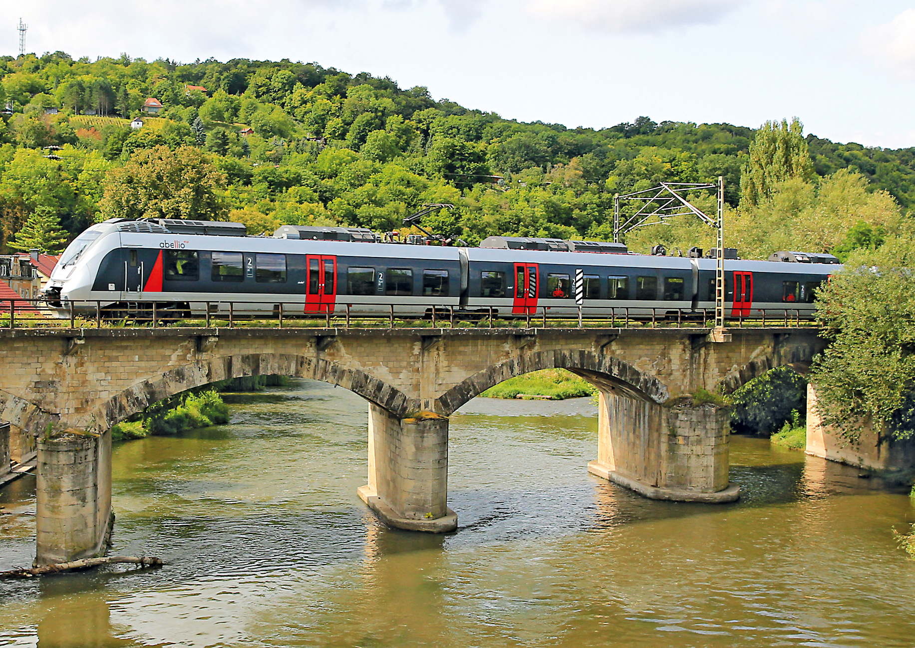 Abellio Zug im Burgenlandkreis über Brücke bei Sommerwetter