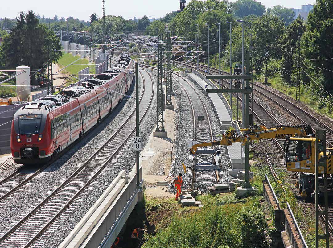 Bauarbeiten am Nachbargleis, mit fahrendem Regiozug