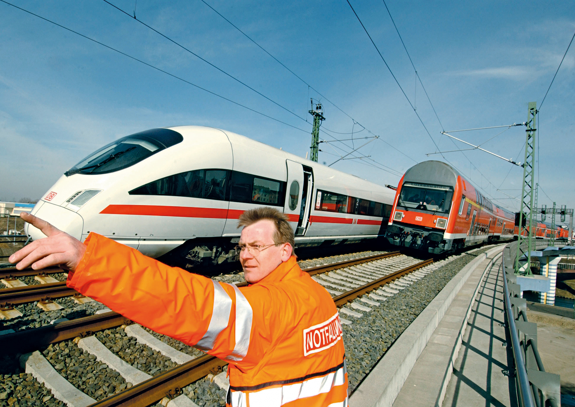 Notfallmanager mit Warnweste im Einsatz an Bahngleisen