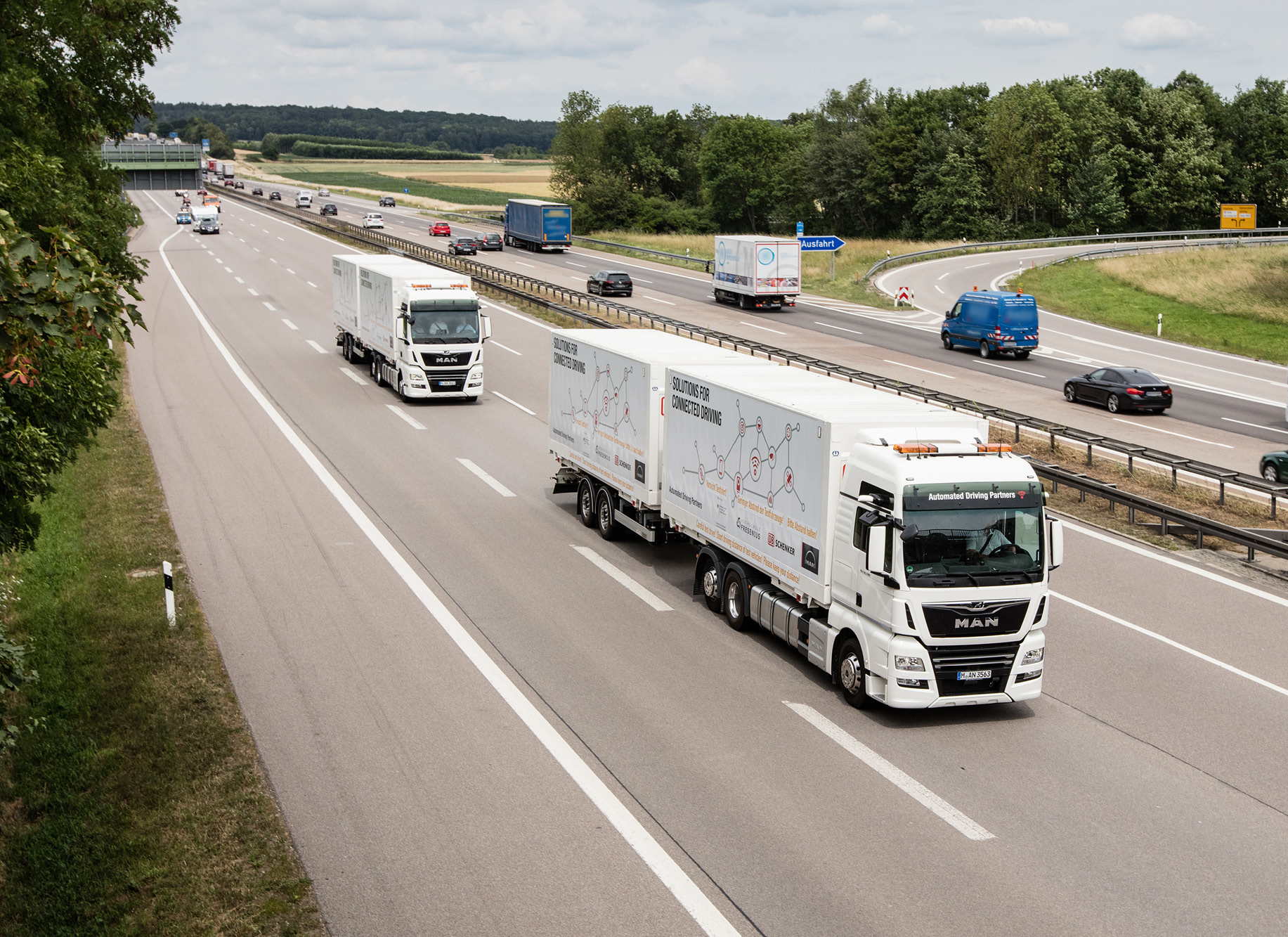 LKW der DB auf der Autobahn