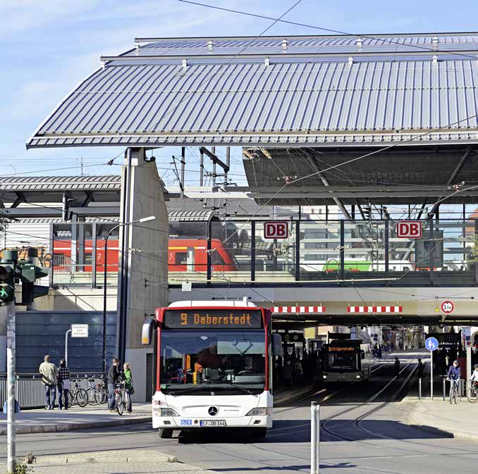Stadtbus vor dem Erfurter Hauptbahnhof