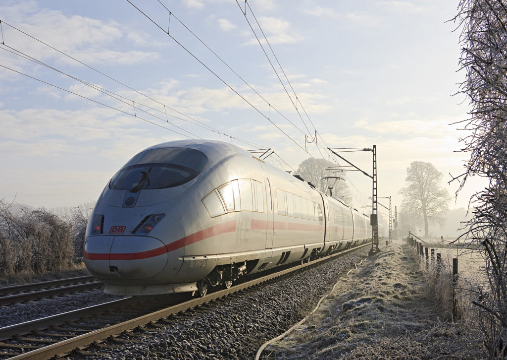 ein ice-zug auf der fahrt in winterlicher umgebung