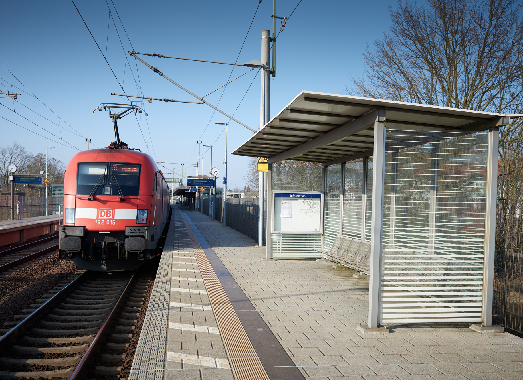 Zug am Bahnsteig