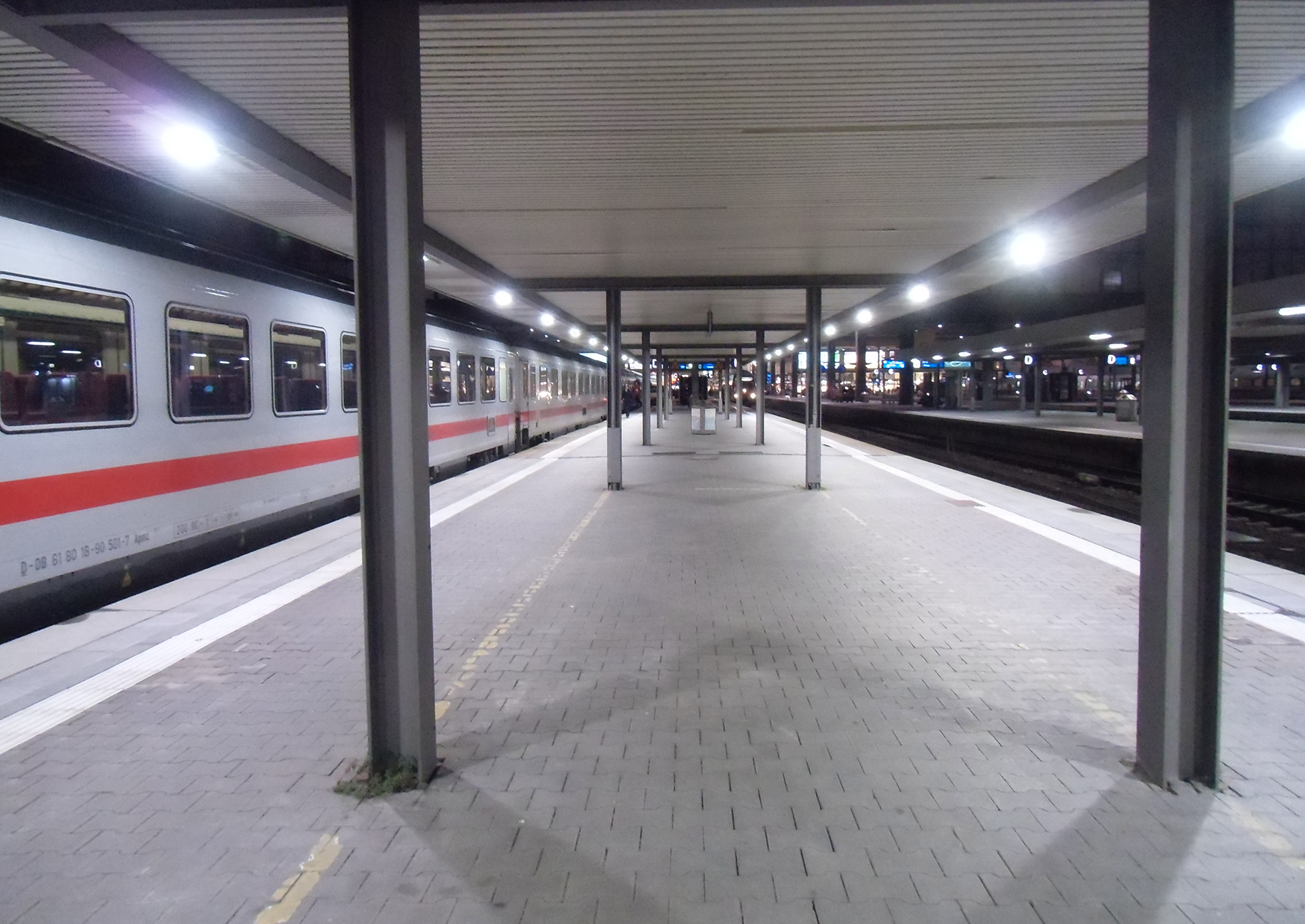 Zug am leeren Bahnsteig