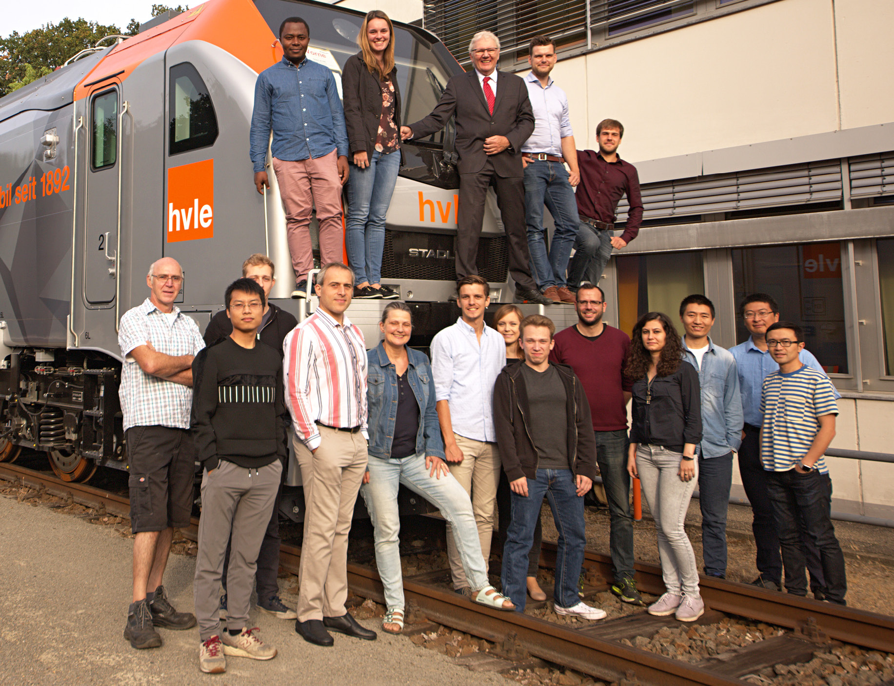 HVLE-Euroduallokomotive mit dem Team des Fachgebiets Schienenfahrzeuge der TU-Berlin (Foto: TU ...