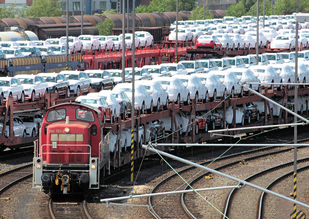 Mit Neuwagen beladener Güterzug mit einer Rangierlok