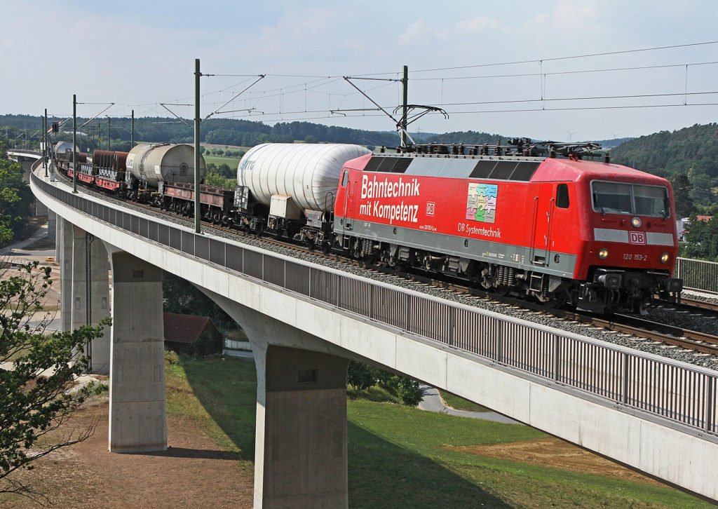 Güterzug von DB Systemtechnik auf Brücke