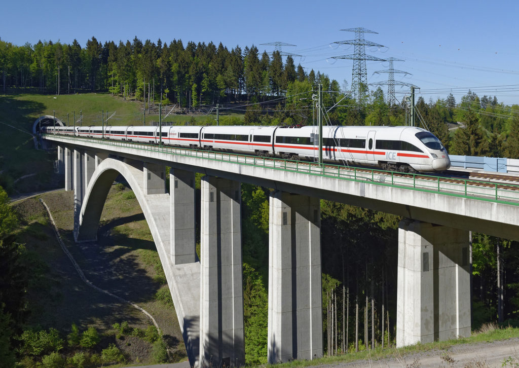 ICE fährt über eine Brücke auf der Schnellfahrstrecke Berlin-München_