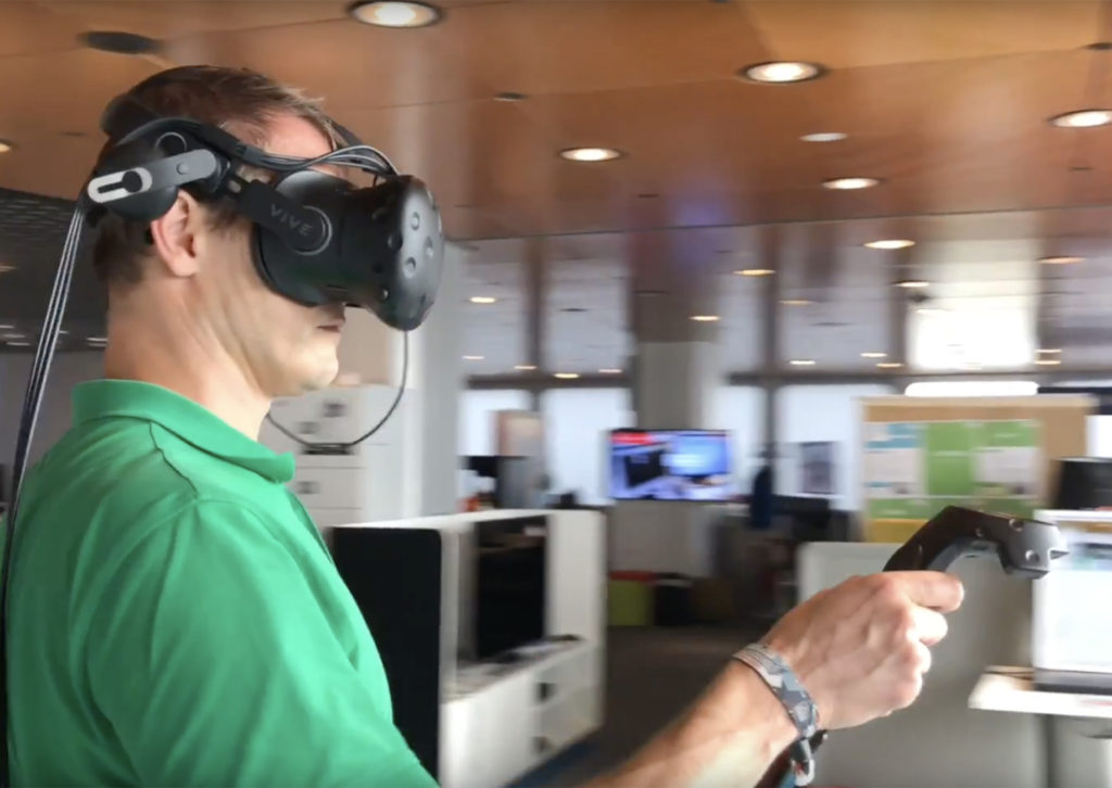 Mitarbeiter der Bahn im Training mit Virtual Reality-Brille