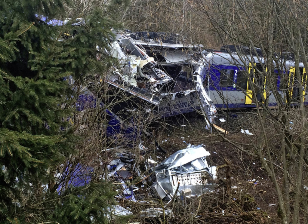 Weitgehend zerstörter Regionalzug nach einem Unfall bei Bad Aibling