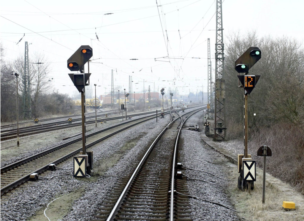 Bahnsignale an der Strecke in winterlicher Umgebung