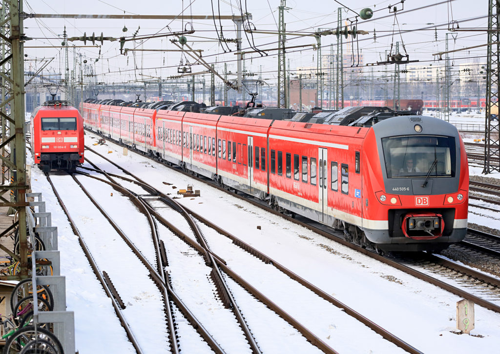 Nahverkehrszüge von DB Regio in winterlicher Umgebung