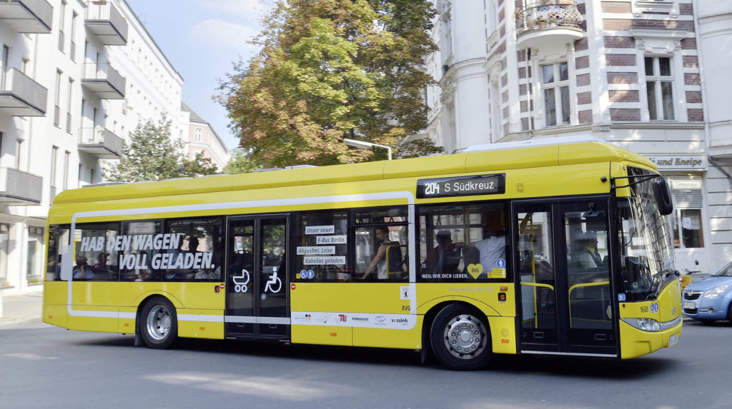 gelber Bus der Berliner Verkehrsbetriebe beim Einbiegen in eine Straße