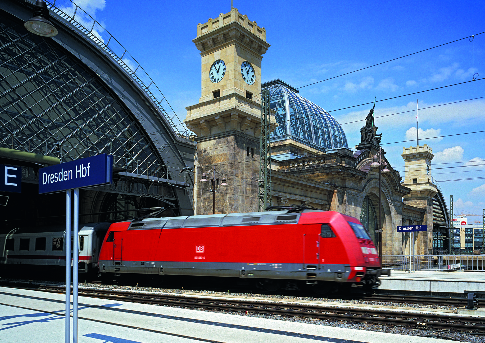 Blick vom Bahnsteig Dresden Hauptbahnhof in Richtung Gleisgebäude