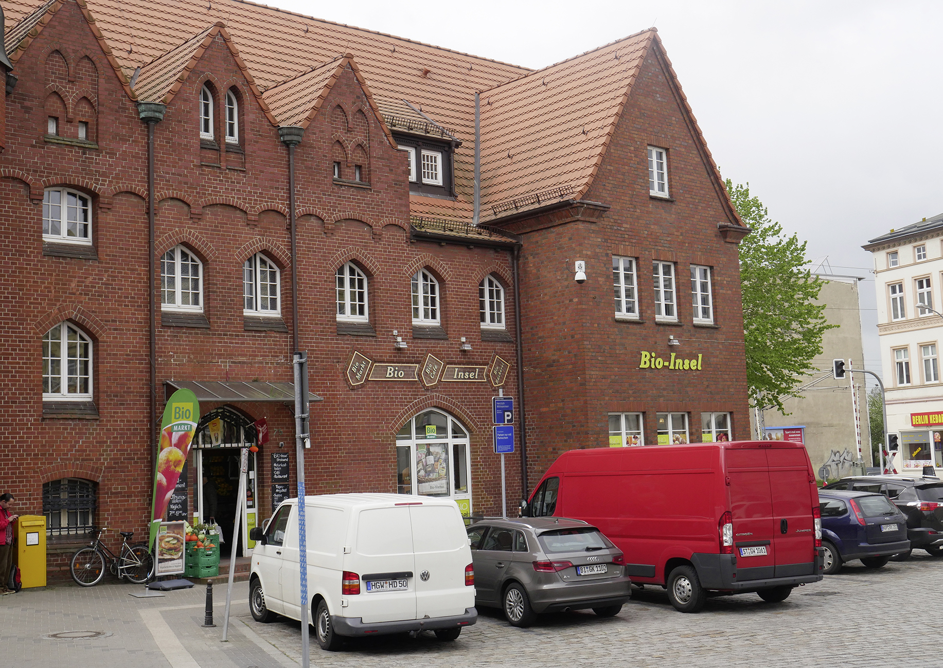 Bahnhofsgebäude Stralsund, Eingang Bio-Insel mit Autos davor