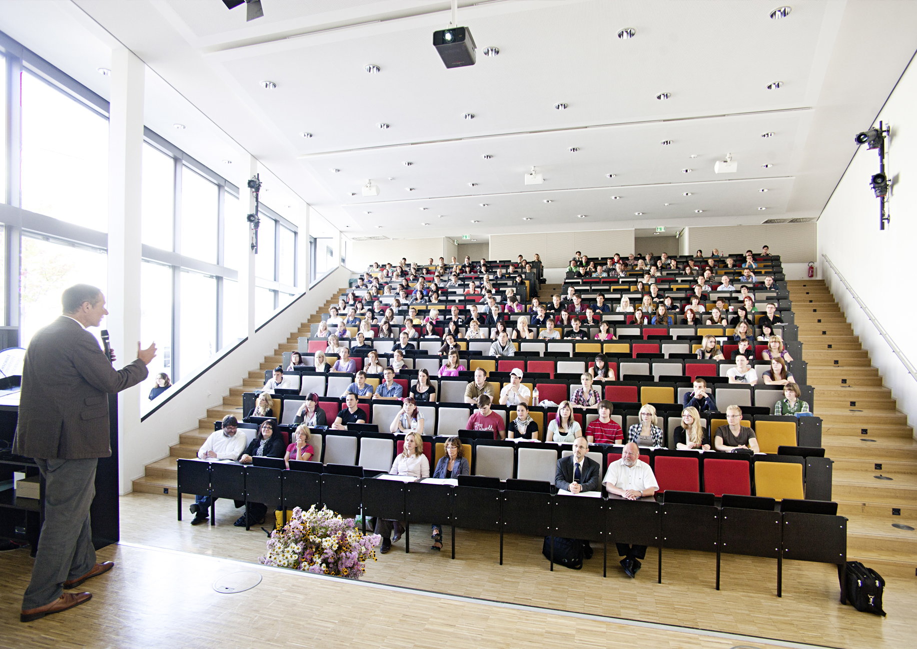 Vorlesungssaal mit Prof + Studierenden