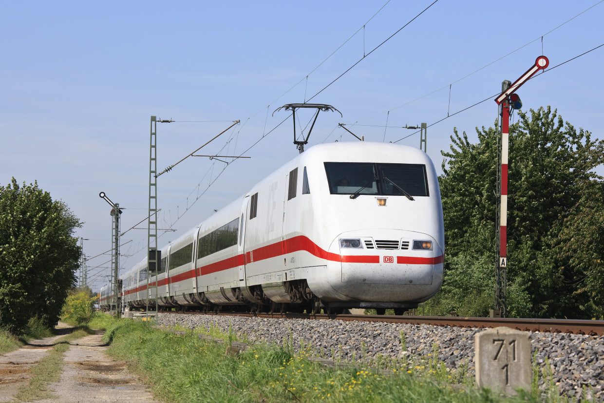 ICE 1 Baureihe 401 als ICE Berlin - München bei Durmersheim