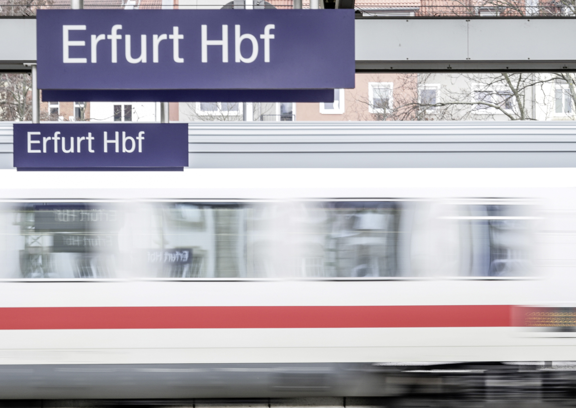 Zug fährt an Gleis Erfurt Hbf vorbei