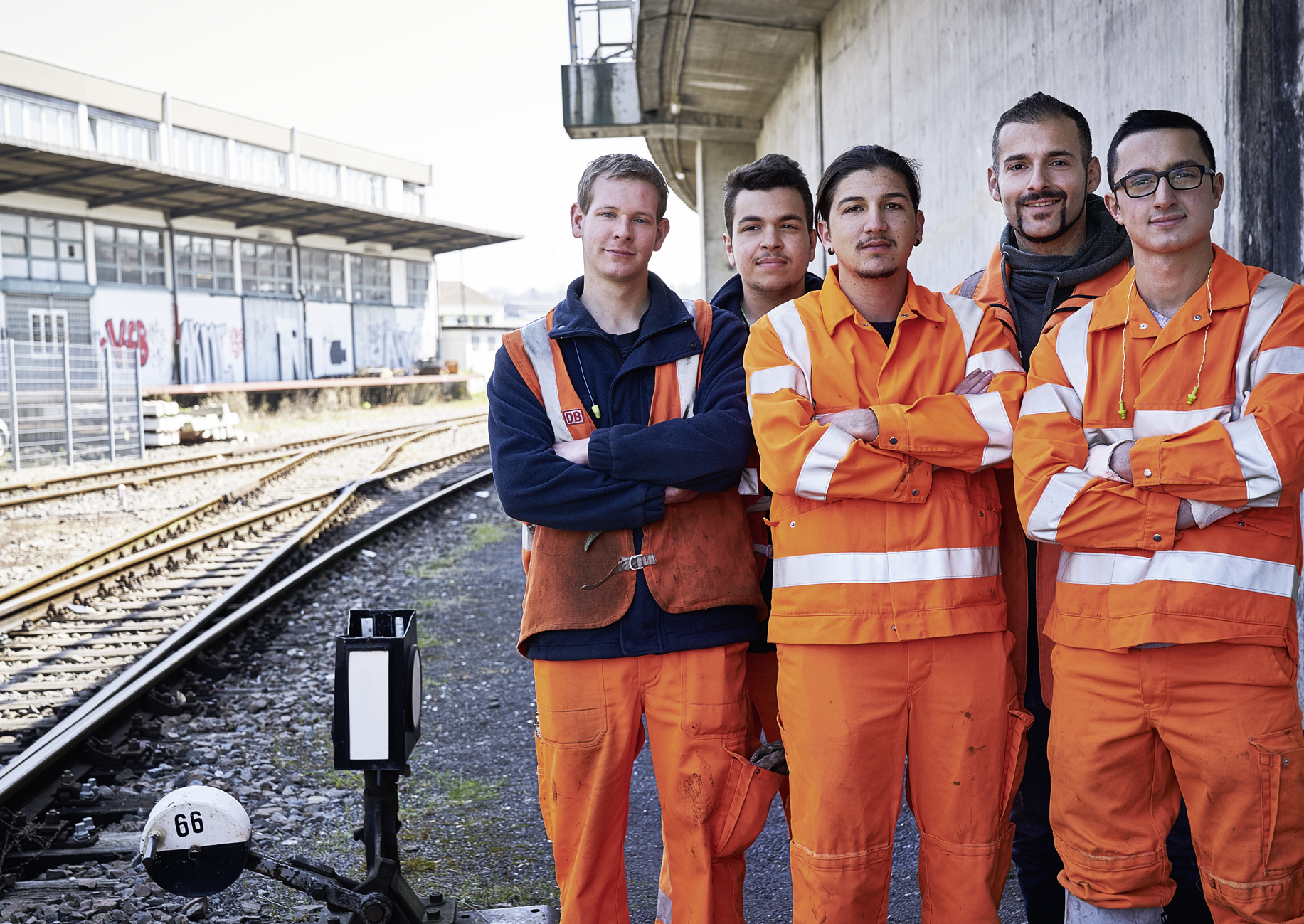 Bahnsteig und Bahnsteighallen im Bahnhof Berlin-Spandau mit jungen Mitarbeitern Foto am 25. September 2018.