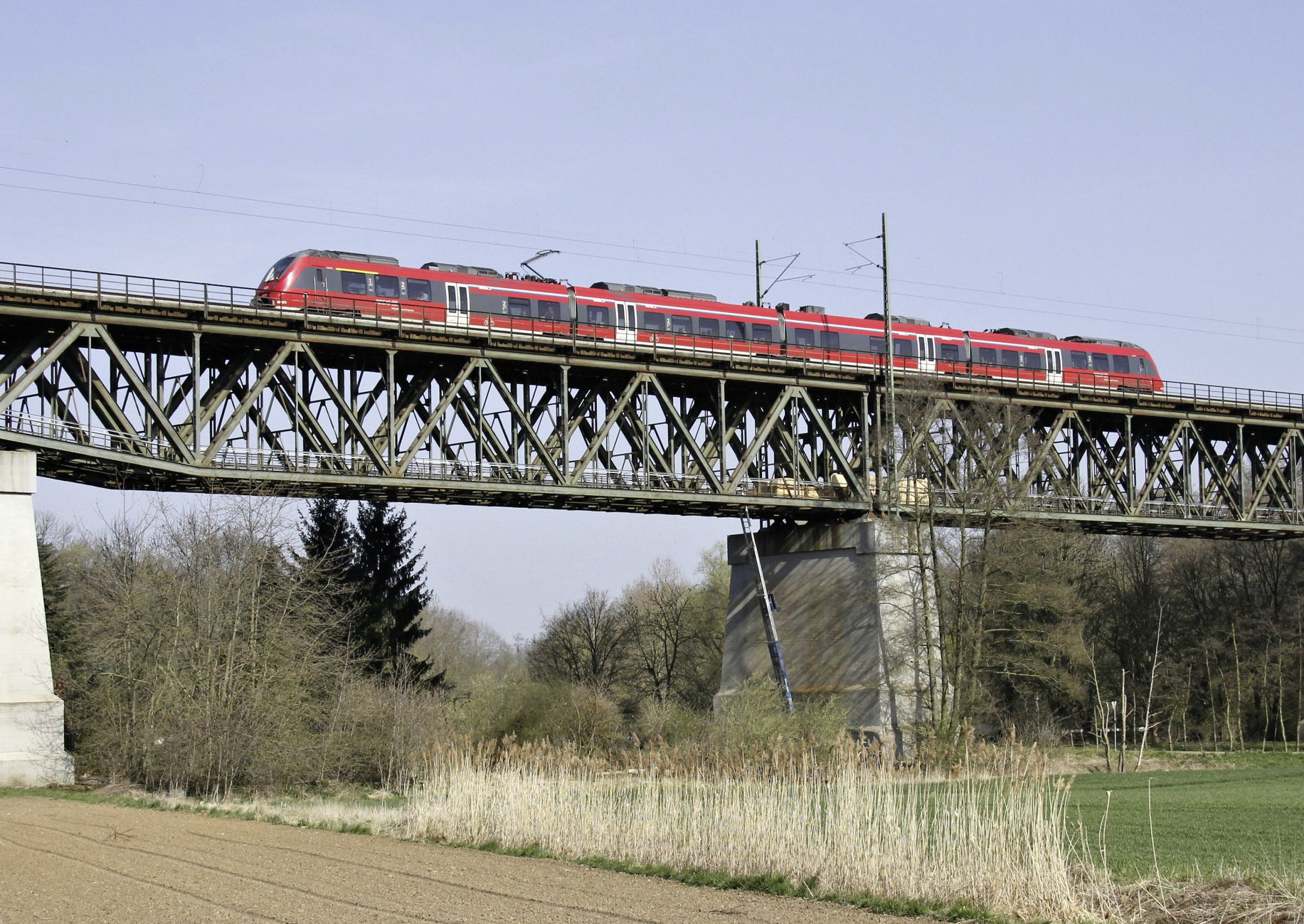 Regionalzug auf einer Brücke