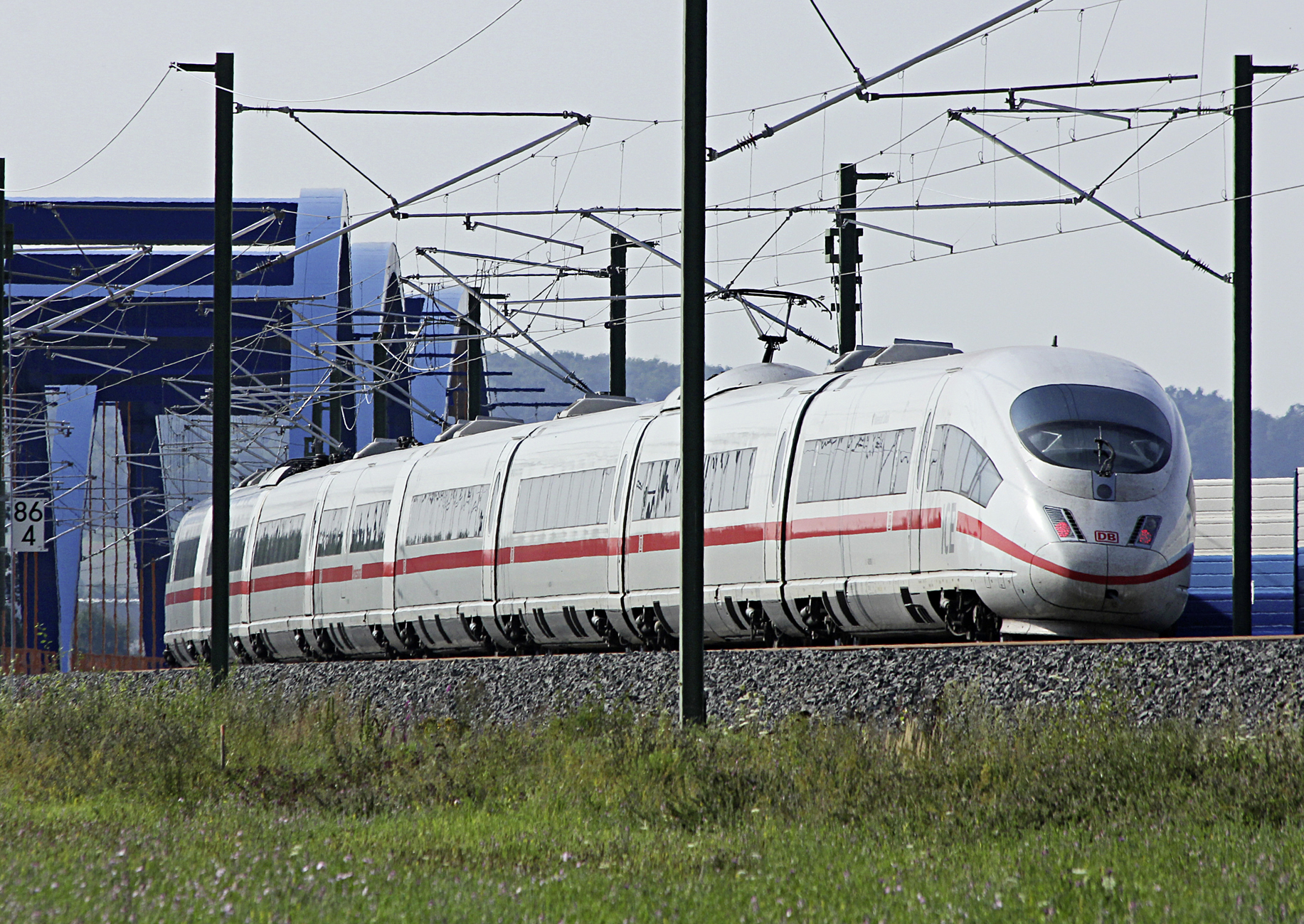 ein ICE der Deutschen Bahn in Fahrt