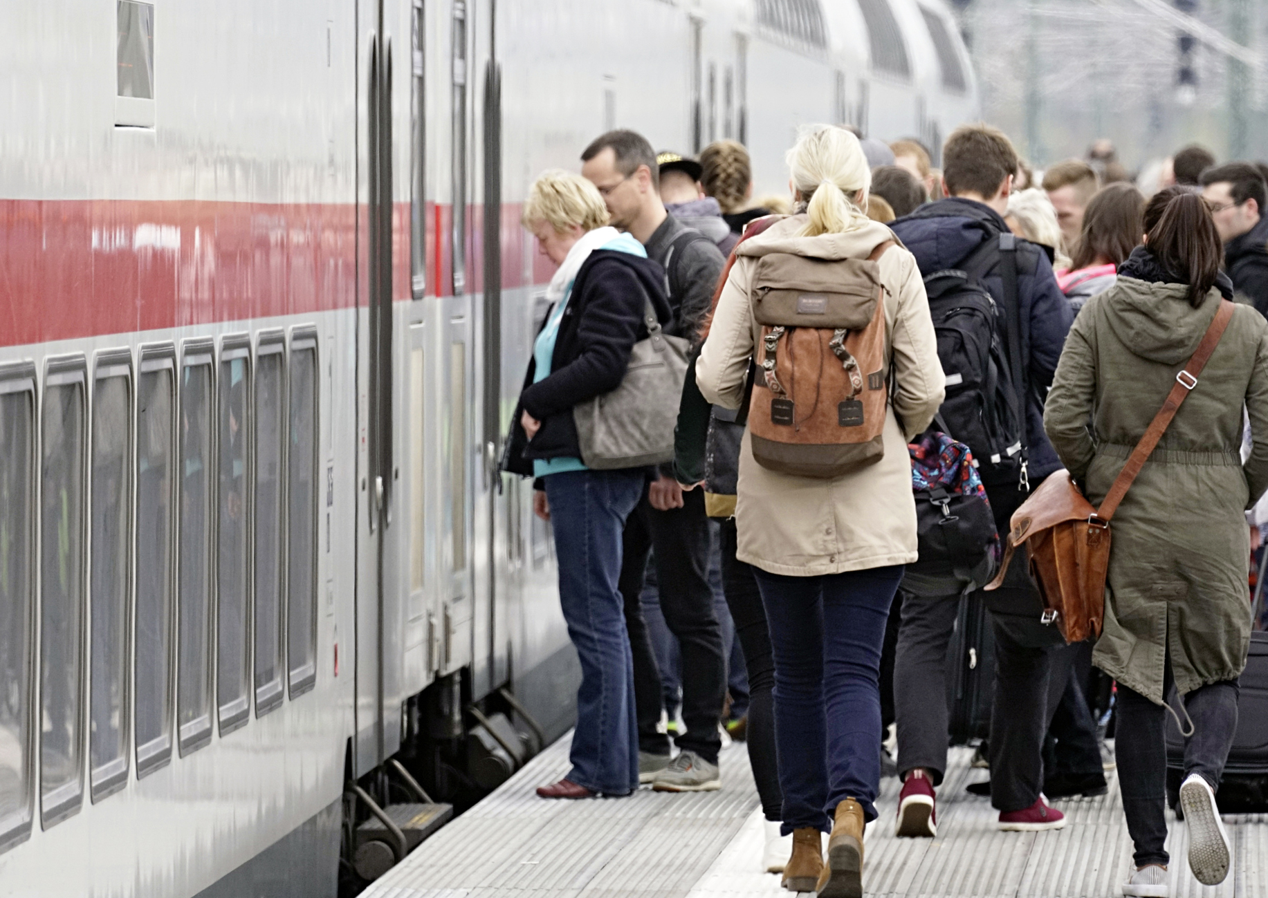 Fahrgäste an einem Bahnsteig im Bahnhof Berlin-Spandau