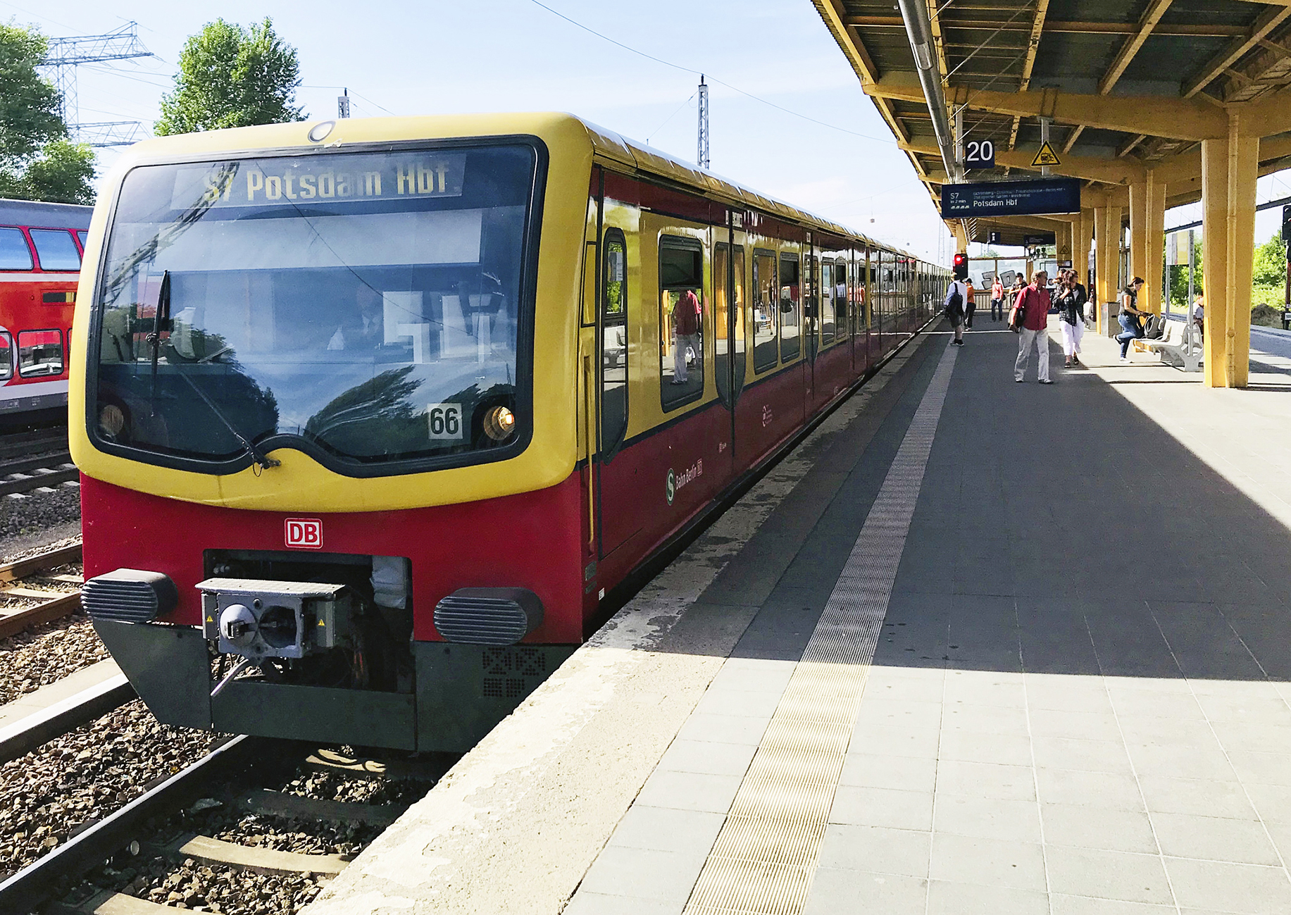 S-Bahn-Zug am Gleis