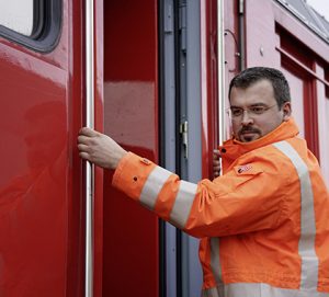 Ein Triebfahrzeugführer und "seine" Ellok der Baureihe 187