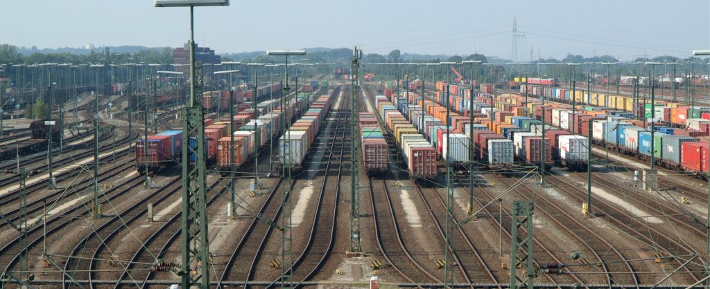 panoramablick auf einen güterbahnhof