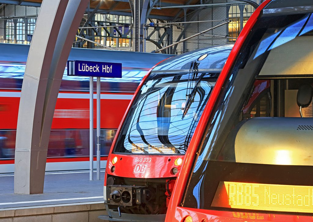 Züge am BAhnstein in Lübeck Hbf