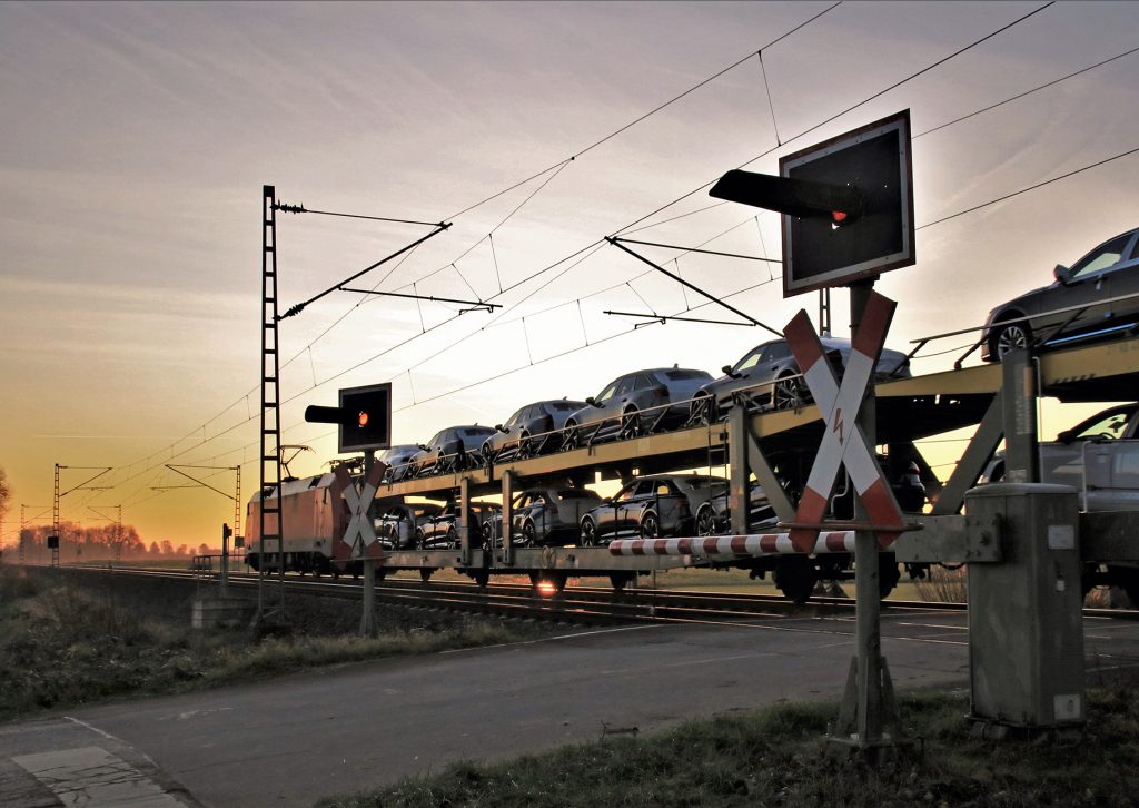 DB Cargo Güterzug (ATG) passiert einen Bahnübergang