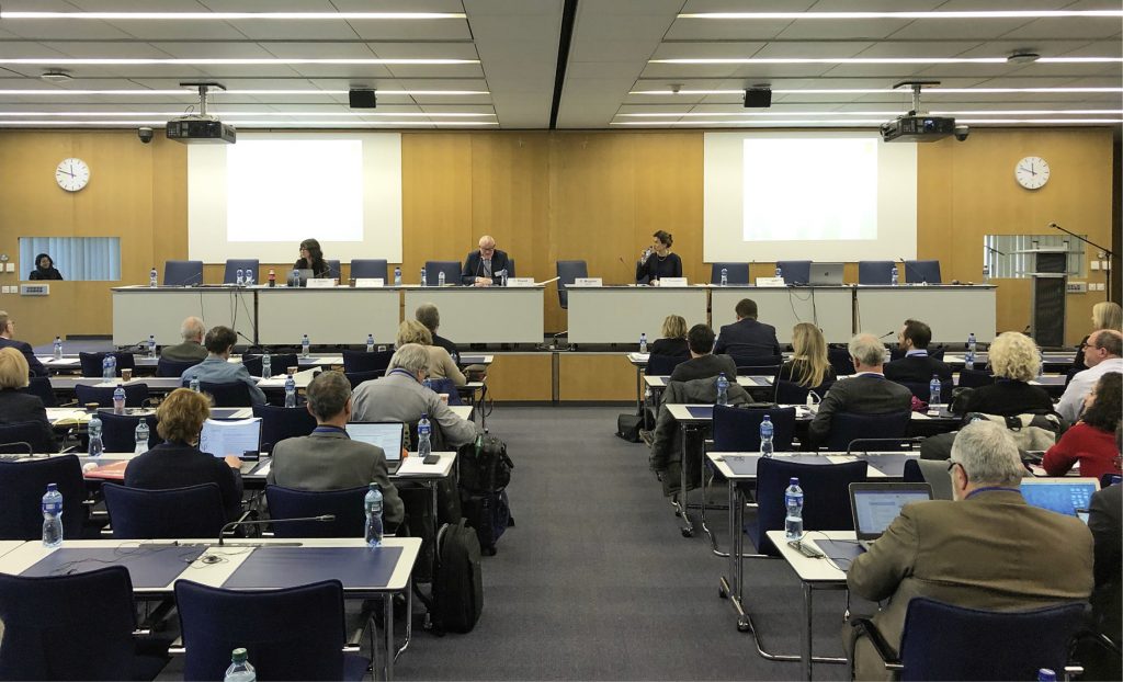 Zuhörer und Podium