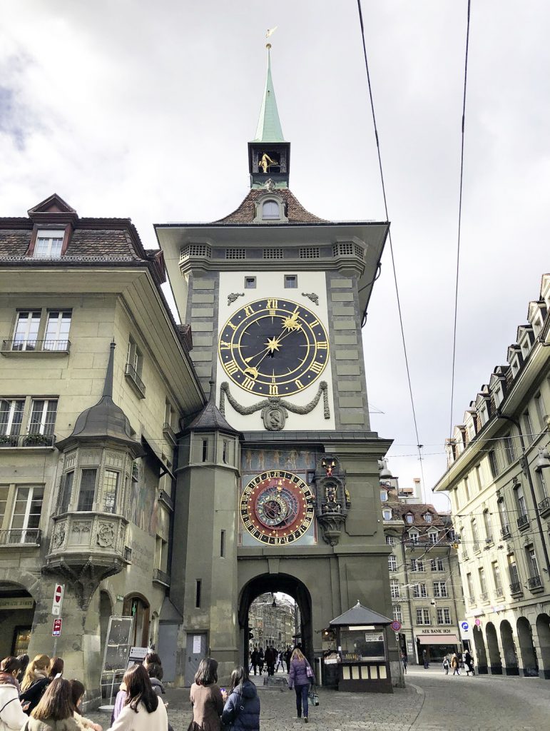 Foto mit Turm und zwei Uhren