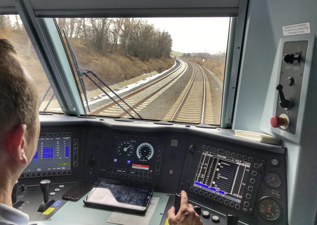 Blick aus einer Diesellok der Baureihe 245 mit IC zwischen Gera und Weimar