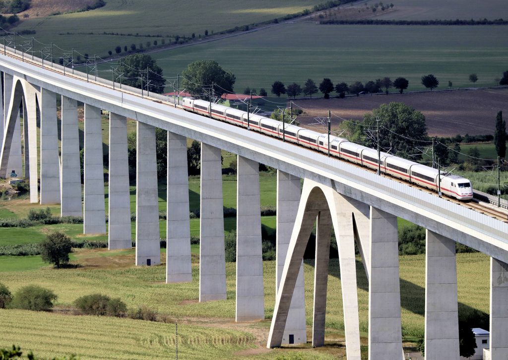 ICE fährt über die Brücke