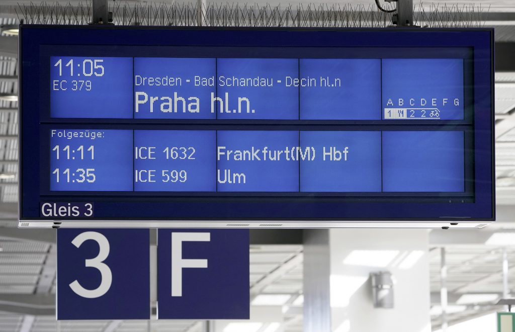 Anzeigetafel im Bahnhof Berlin Südkreuz mit Fahrtziel Prag