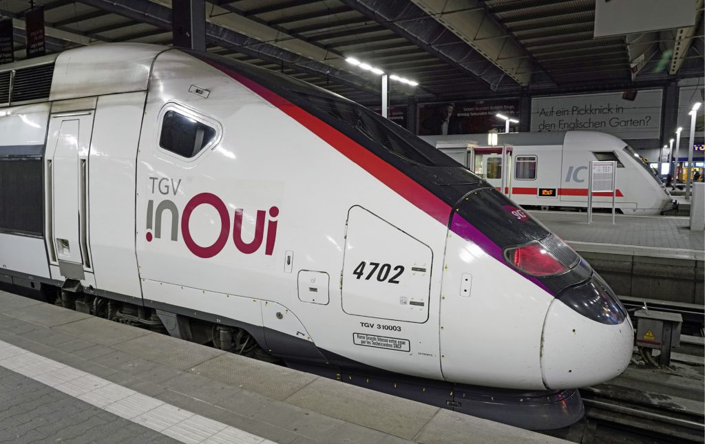 Französischer Fernzug im Bahnhof München