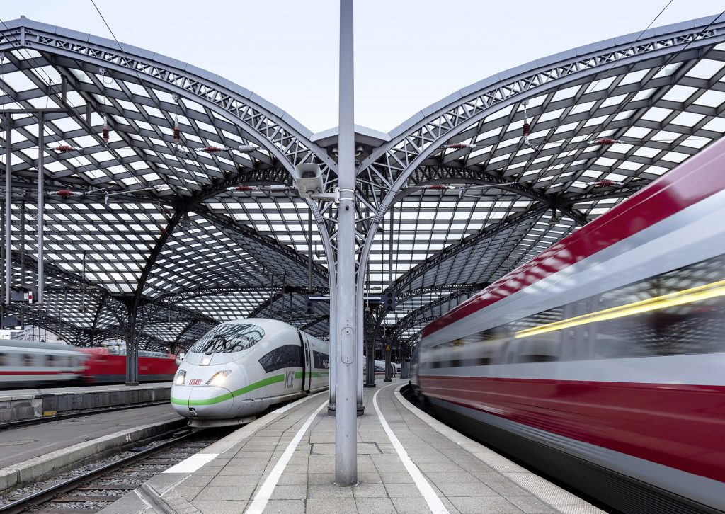 ICE und Regionalzug in einem Bahnhof