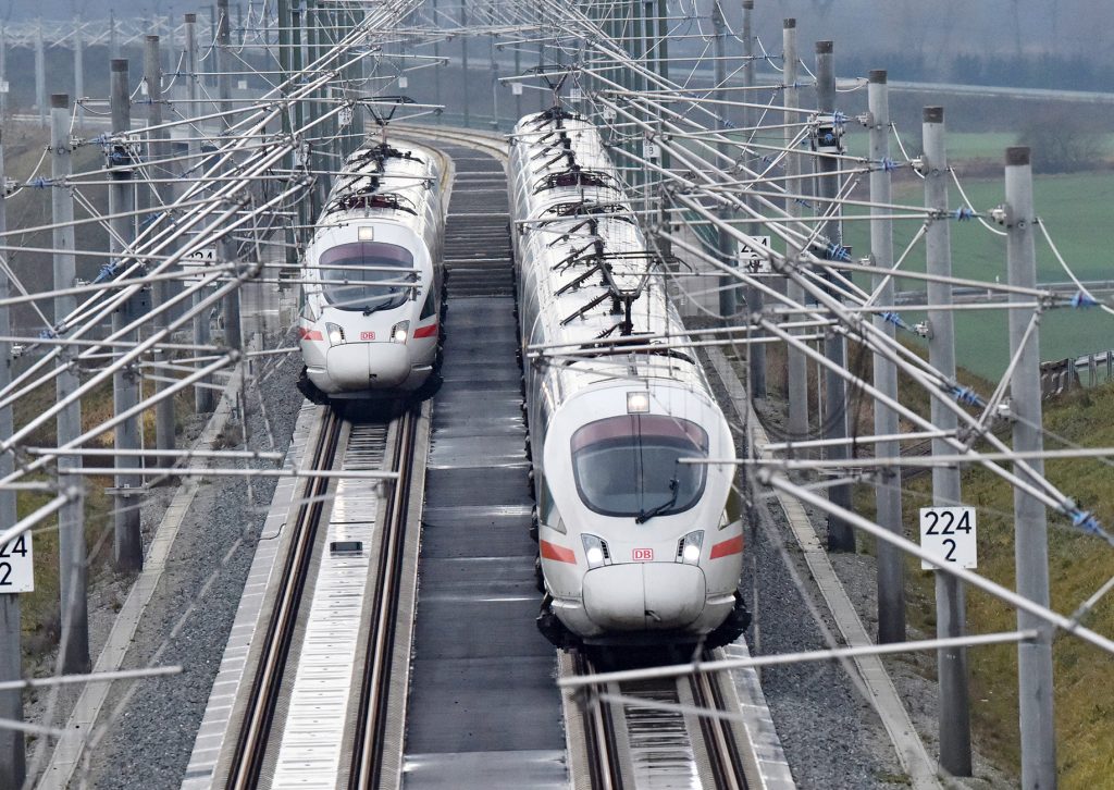 Zwei ICE auf der Schnellfahrstrecke zwischen Erfurt und Halle/Leipzig