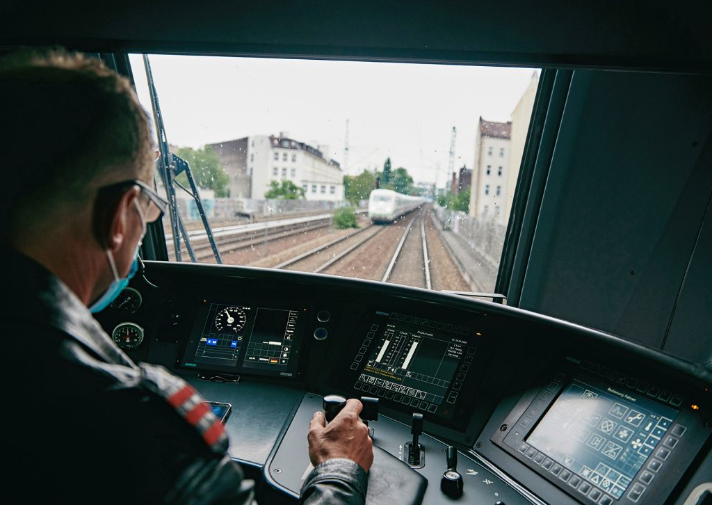 Tfz im IC-Führerstand mit Mundschutz