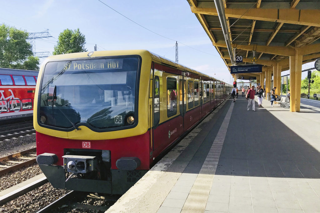 S-bahn nach Potsdam am Bahnsteig