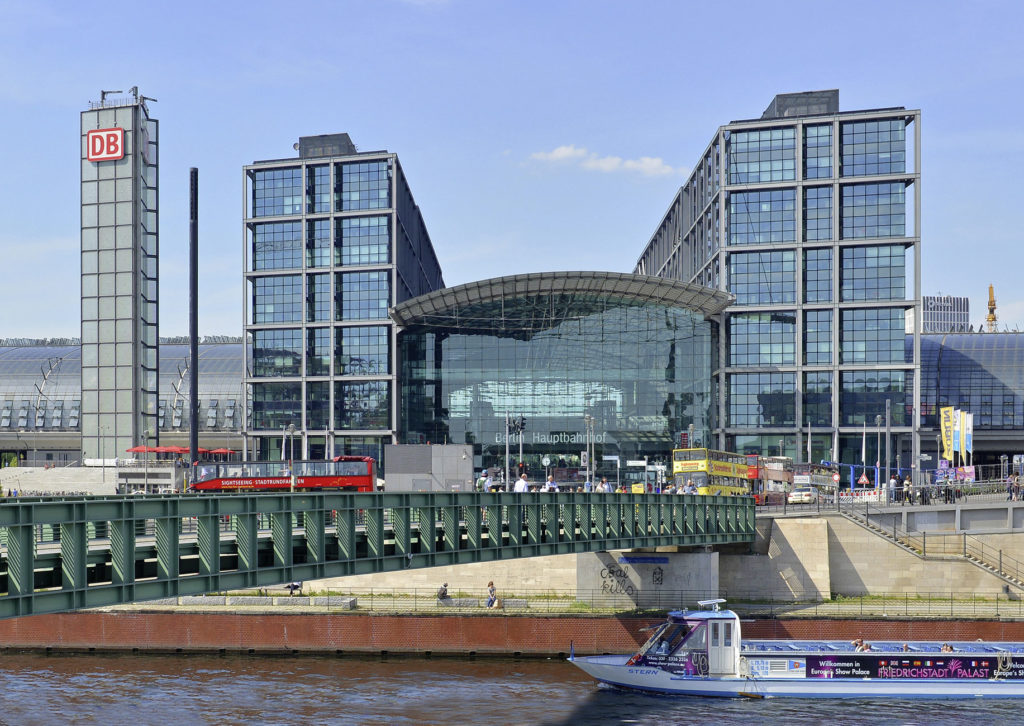 Berliner Hauptbahnhof vom Ufer aus gesehen