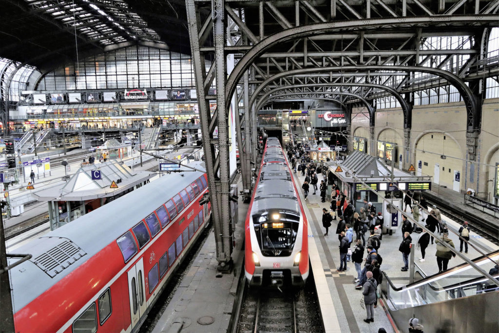 Bahnsteighalle von oben fotografiert