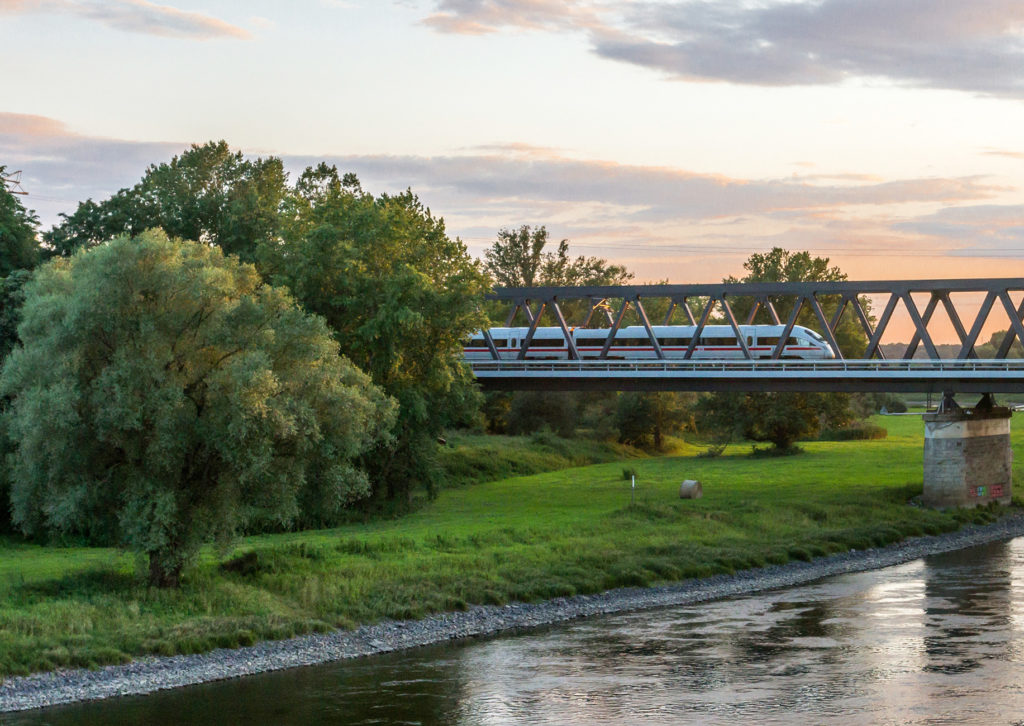 ICE auf Brücke