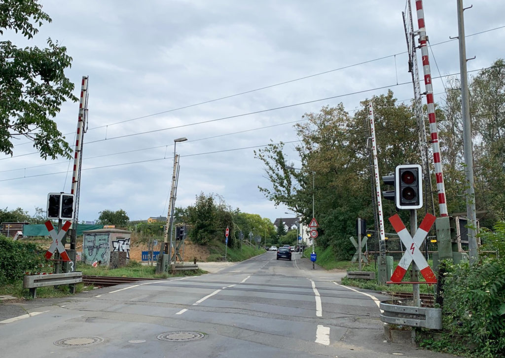 geöffneter Bahnübergang