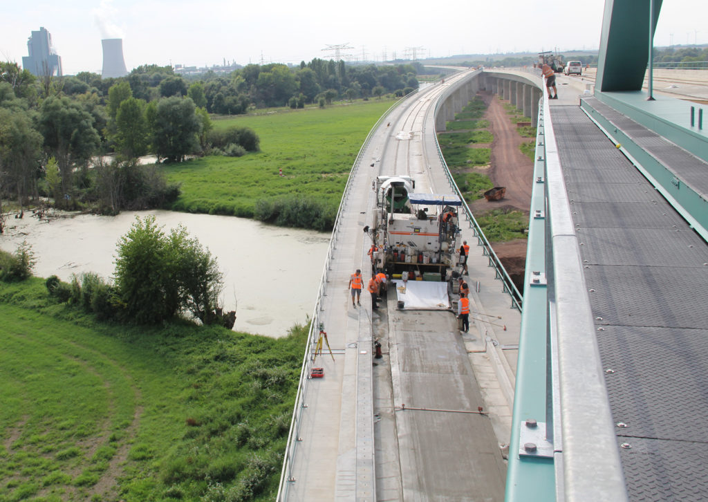 Gleisbauarbeiten auf einer Brücke