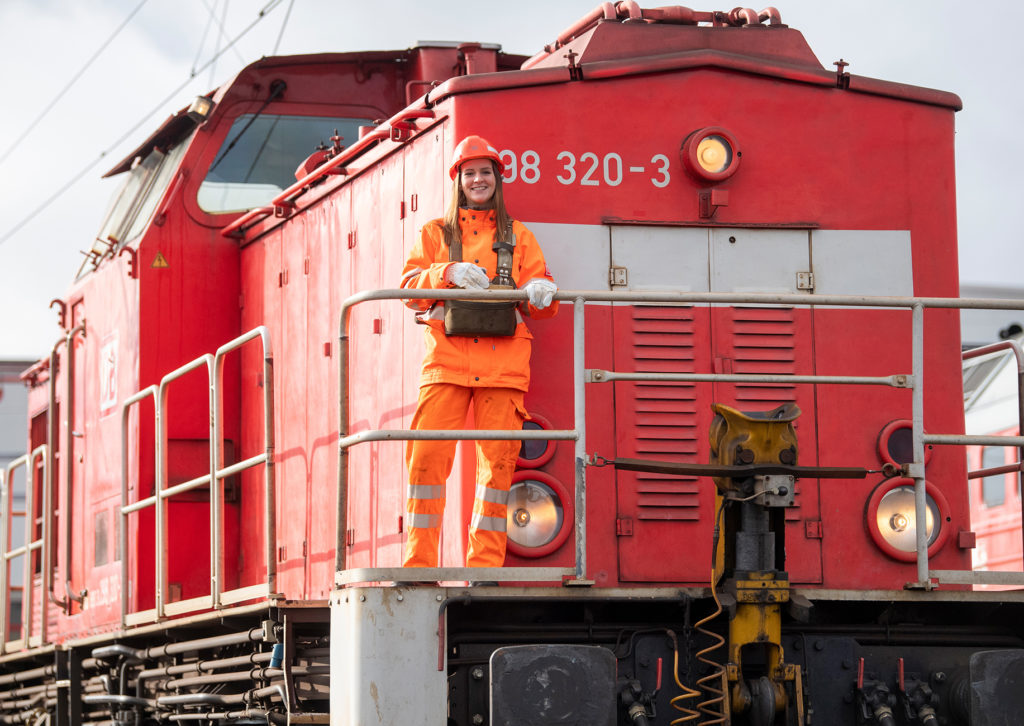 Lokrangierführerin bei DB Cargo am Rangierbahnhof Seddin - im Einsatz mit einer Rangierlok der Baureihe 298