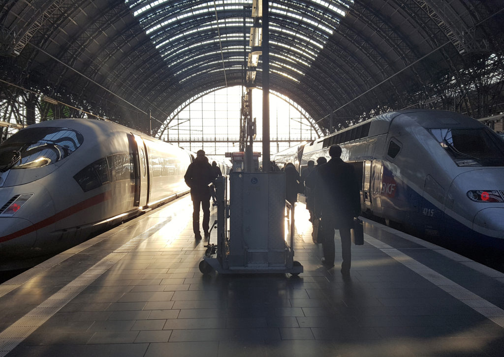 zwei ICE am BAhnsteig mit Fahrgästen